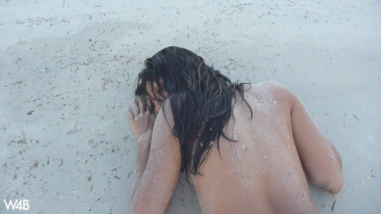 Watch4beauty: Abbandonata in riva al mare