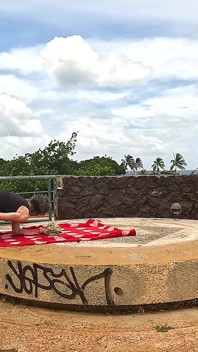 Encontramos um grande sundial de pedra redonda (altar) no Topo de uma Colina em um Parque