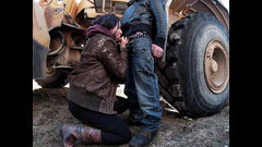 Hera Harding: La ragazza di campagna succhia il cazzo di un lavoratore