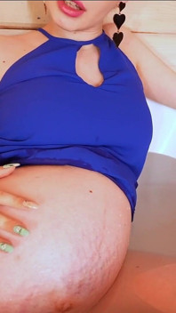 L’heure de la salle de bain pour mon ventre de femme enceinte de 9 mois