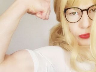 Sissy slut Chantal Sweet: Menina flexionando músculos