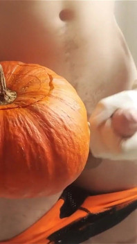 Francesa gêmea fode uma abóbora o melhor vegetal para foder (vídeo de halloween)