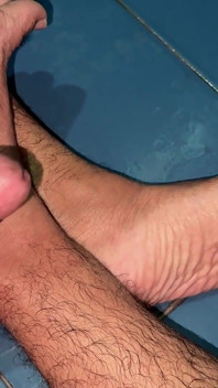 Chlupatý zakřivený penis stříká dvakrát - Růžová hra s nohama & Masivní výstřiky