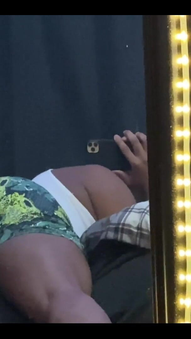 My Favorite Color Is Green. What’s Yours? (Tailandxxx)