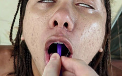 Lily Slav: Sumisa restringida y garganta profunda con un vibrador de coño