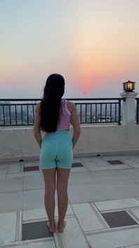 Tetas Mostrando Y Orinando a Través De Pantalones Cortos Al Aire Libre