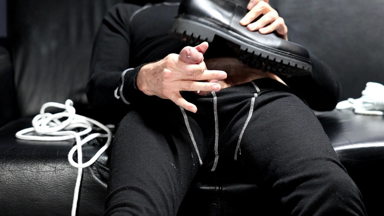 Boototternl: Tata bawi się skórzanymi butami policyjnymi na penisie grzybowym