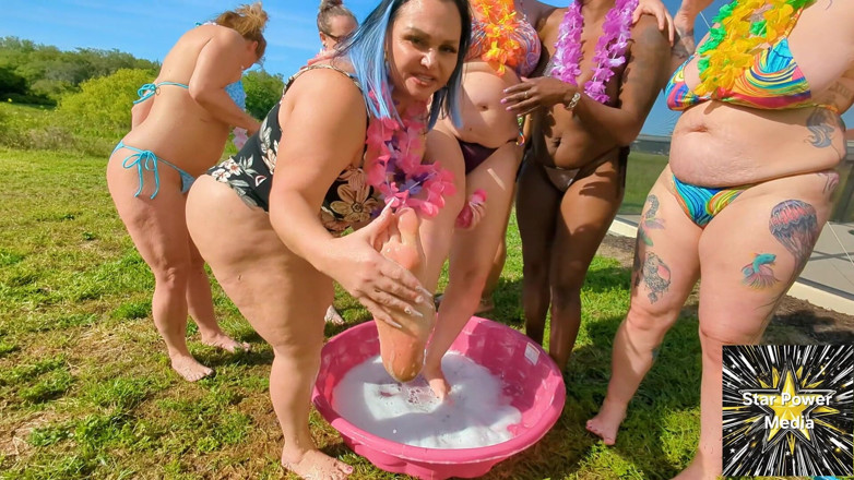 Savanna star: Chicas Descalzas Burbujeantes: Diversión De Pies Mojadas Y Salvajes