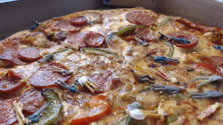 Ripley sweet studio: Une chaudasse mariée utilise des hommes comme garniture de pizza +...