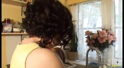 Dirty Doctors Clips: Makcik Trisha kencing di dapur