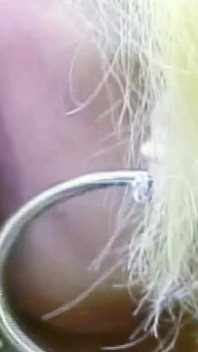 Une trans blonde excitée se fait sodomiser dehors par des inconnus
