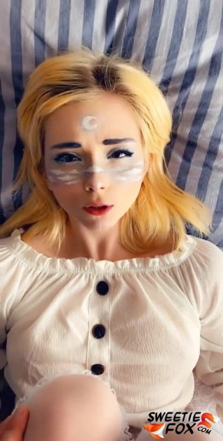 Sweetie Fox: Hafif elf büyük yarağı derinden emiyor ve şehvetli sikişiyor - ağzına boşalma