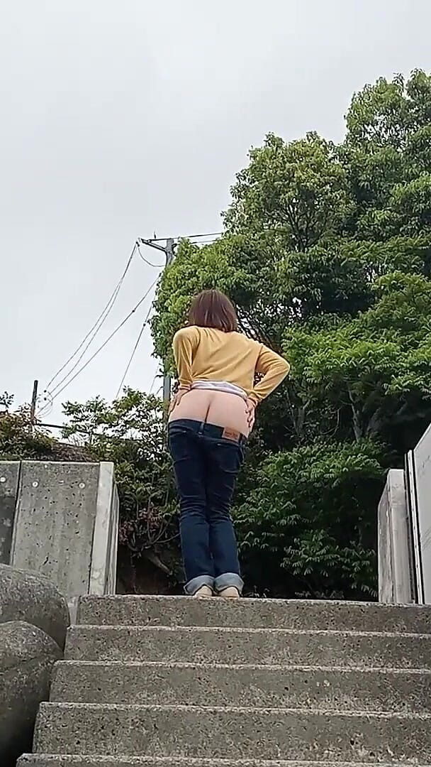 Mayumi Kanzaki: Outdoor-exposition in Ultra-niedrigen Jeans