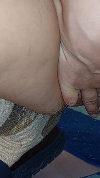 Une maman amateur fait du yoga à poil, chatte poilue, gros cul, gros seins.