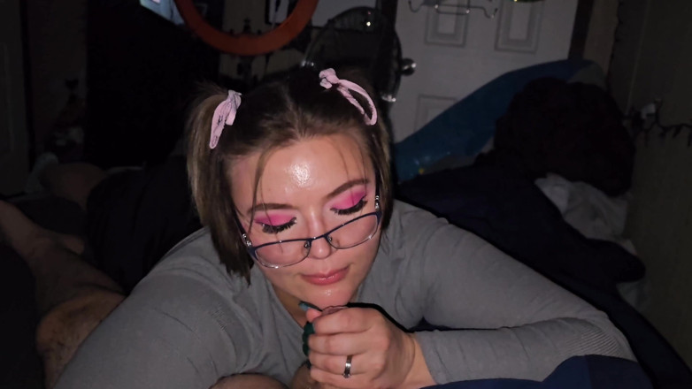 Funhousewife69: Kompilasi video cewek sange ini dicrot di mulut dan dada...