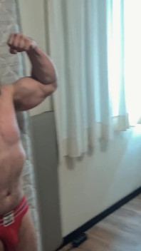 Silver Nevlastní otec Boxer vs. Gouine Wrestler Body Shot Challenge (malý X Velký)