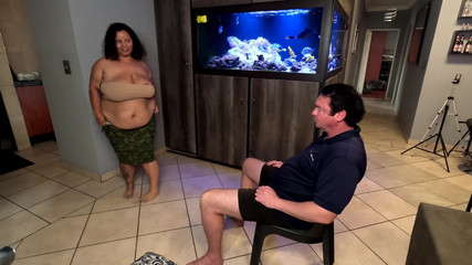 coloredfp: Beyaz bir adam için soyunuyor ve sikini emiyor