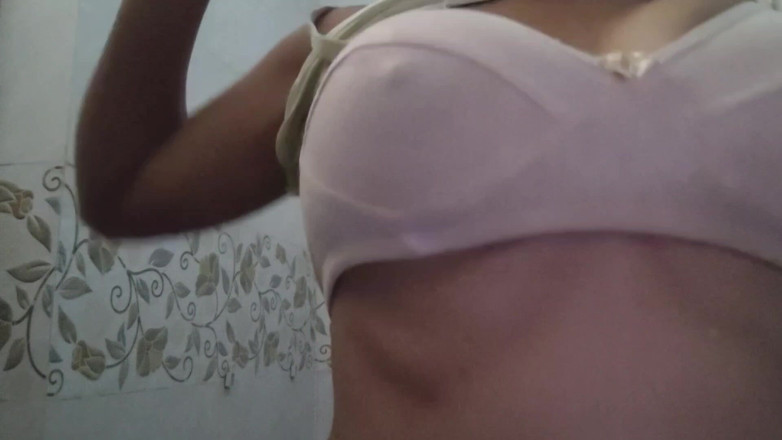 Rinkii: Desi indisk flicka tar en dusch i badrummet fingrar med...