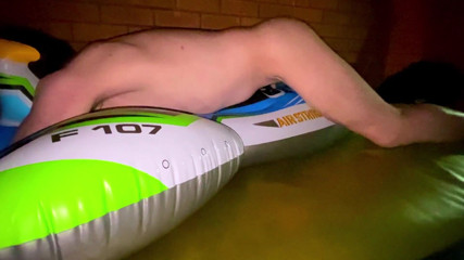 Aussie bi boy: Niebieski samolot uderzenia intex jebanie na łożu wodnym