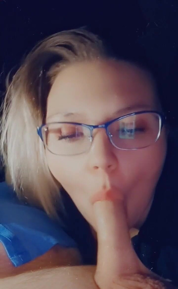 Funhousewife69: Succhiare il suo cazzo mentre lavora, devo succhiare e lavorare