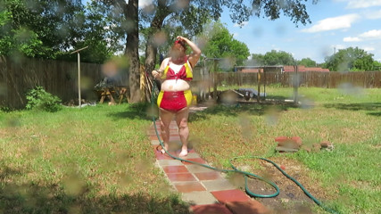 BBW nurse Vicki adventures with friends: Бікіні весело з водою, а потім роздягатися на вулиці
