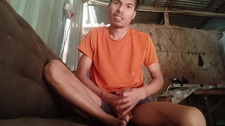 Raj3n: 18letý muž si hraje se svým ptákem ořezaným ptákem