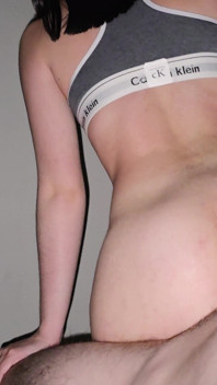 Laura si sveglia a mezzanotte! E lei vuole sedersi con il suo bel corpo