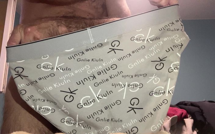 Earl Smile: Earl khoe quần lót mới cho tháng 5 năm 2025