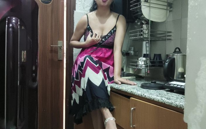 Saarabhabhi6: 初めての車がインドの美しい女性に犯されました