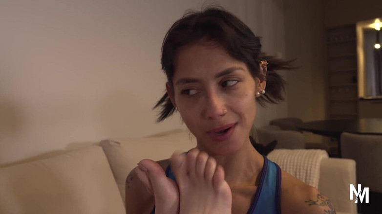 Princess Nikki's Foot Fetish & Foot Worship Club: बहुत सारी पैर चाटने के साथ दो लड़कियां घर पर अकेली