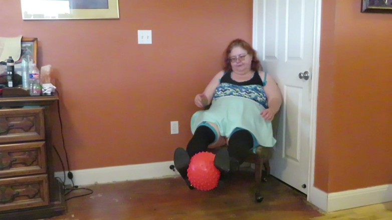 BBW nurse Vicki adventures with friends: Sestra Vicki si hraje s gumovým míčem v minisukni, sexy...