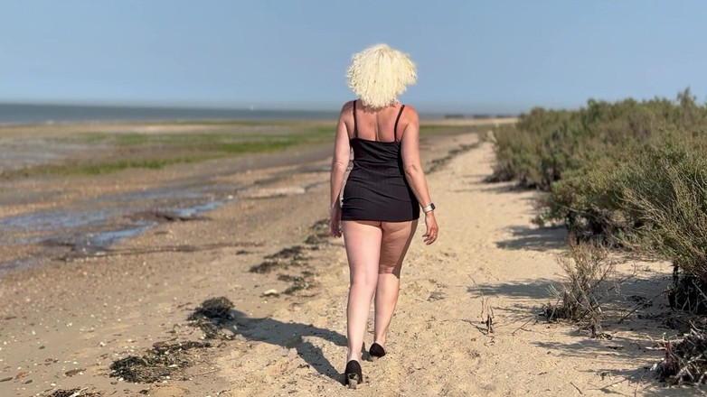 MartinsMrsMilf: Aku melucuti gaun mini hitamku di pantai sebelum memekku habis-habisan...