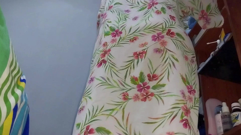 danielafoxxx: 我在我继母换衣服的时候偷窥我的继母在床底下的屁股