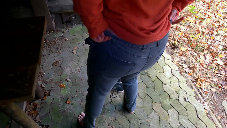 Bouncy Tits Action: Togliti i pantaloni - punisce la sua figa con un ramo...