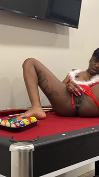 Zenci bilardo masasında amıyla oynuyor