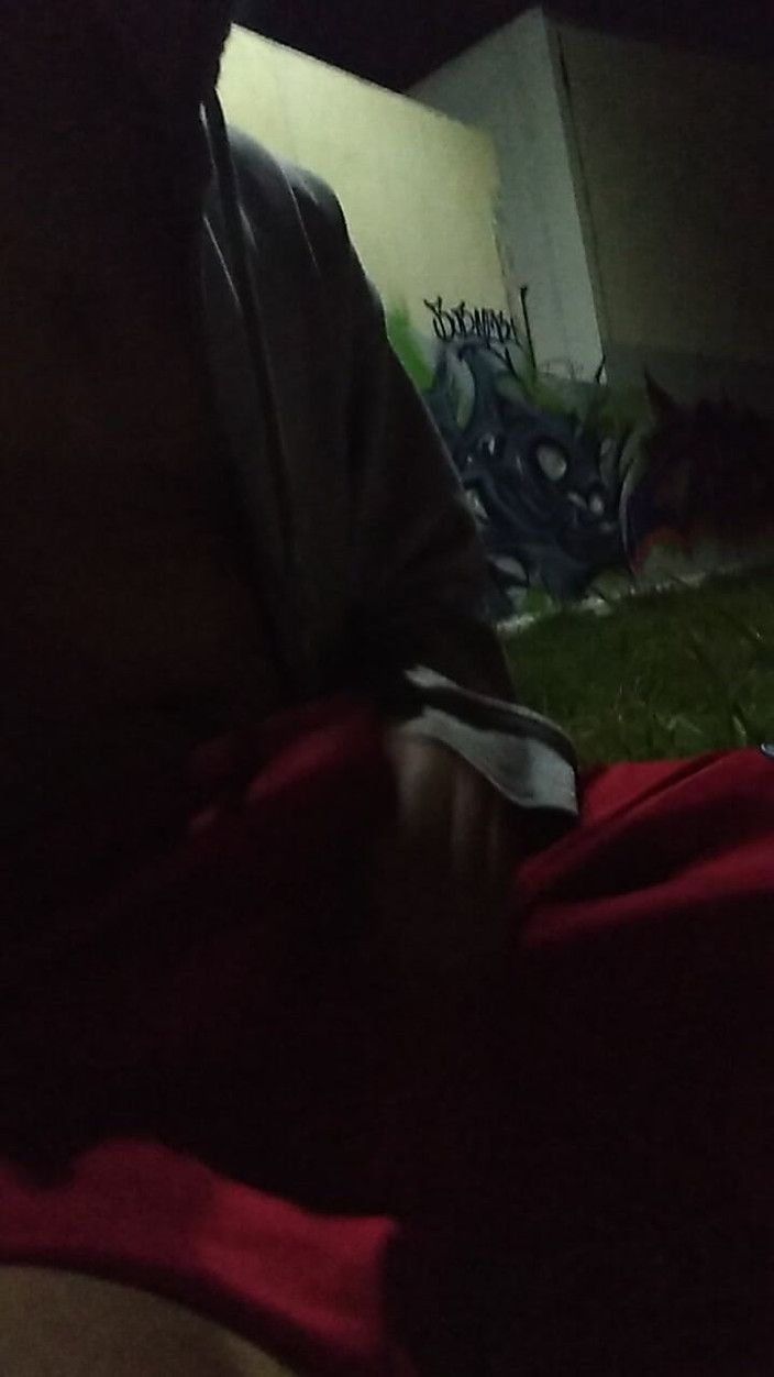 AlexAlejandro13: Brak ciepłej koszuli mężczyzny w parku z tylko sweterem na...