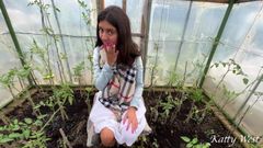 Кэти Вест: Трахнул деревенскую девушку в ее саду, пока ее мужа не было дома