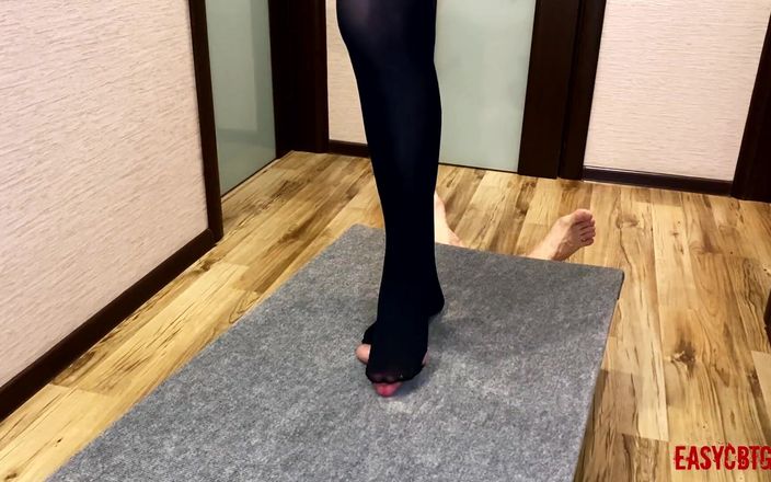 AnnyCandyPainboy: La padrona si diverte calpestando e scuotendo un cazzo sulla...