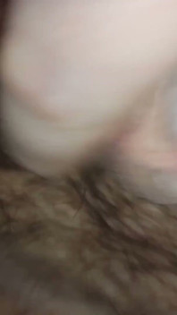 Un femboy natural drăguț sare pe o cote de herringbone și ejaculează în cameră