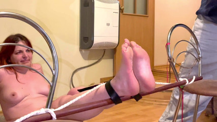 Elena917: 이 시간은 그녀를 위해 재미 없어 - 지팡이 2 번째 시간 Bastinado