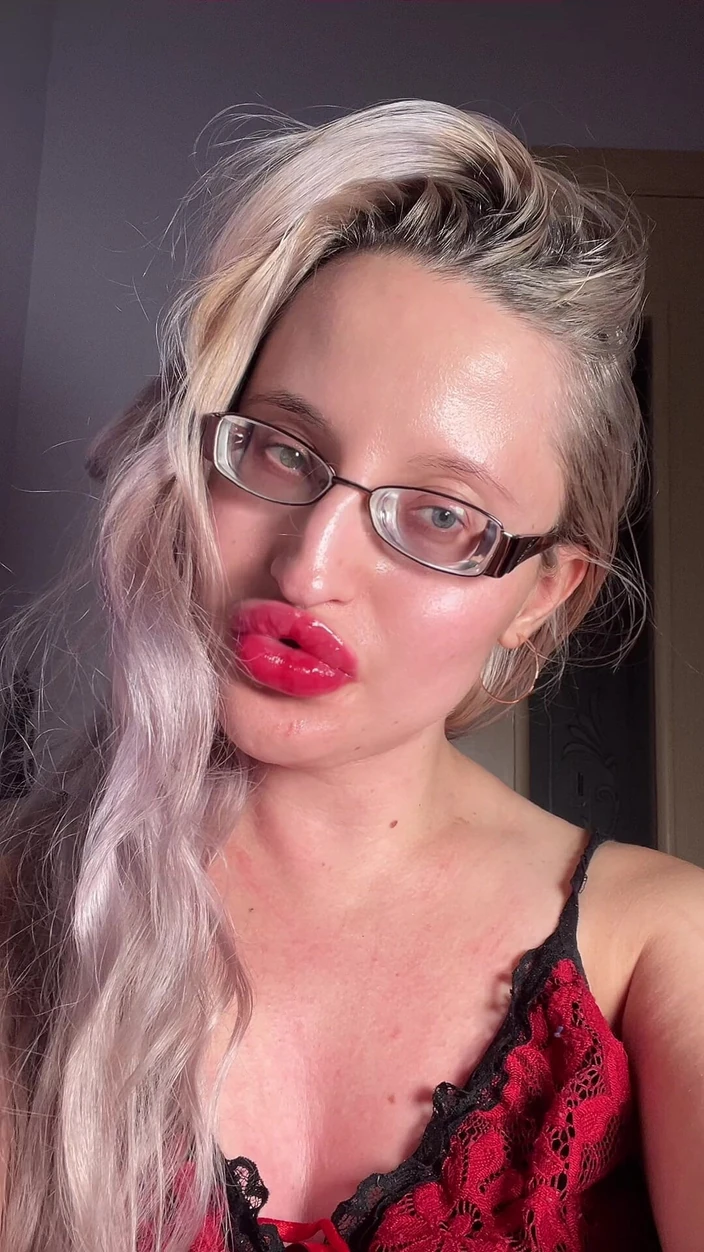 FinDom Goaldigger: Grandes lábios, língua longa, batom lip gloss sujo falando corno