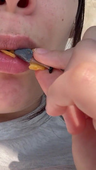 La ragazza gigantessa trova un piccolo uomo nella sua borsa di patatine fritte e è sorpresa, ma mangia il piccolo