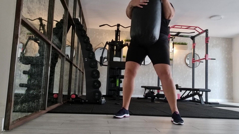 Sunny Loveli: Ibu tiri bermain di gim menunjukkan buah dada besar di...