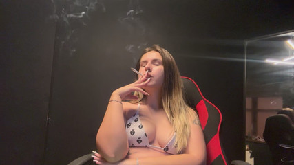 NipsAndStrips: Deine perfekte blondine raucht im bh