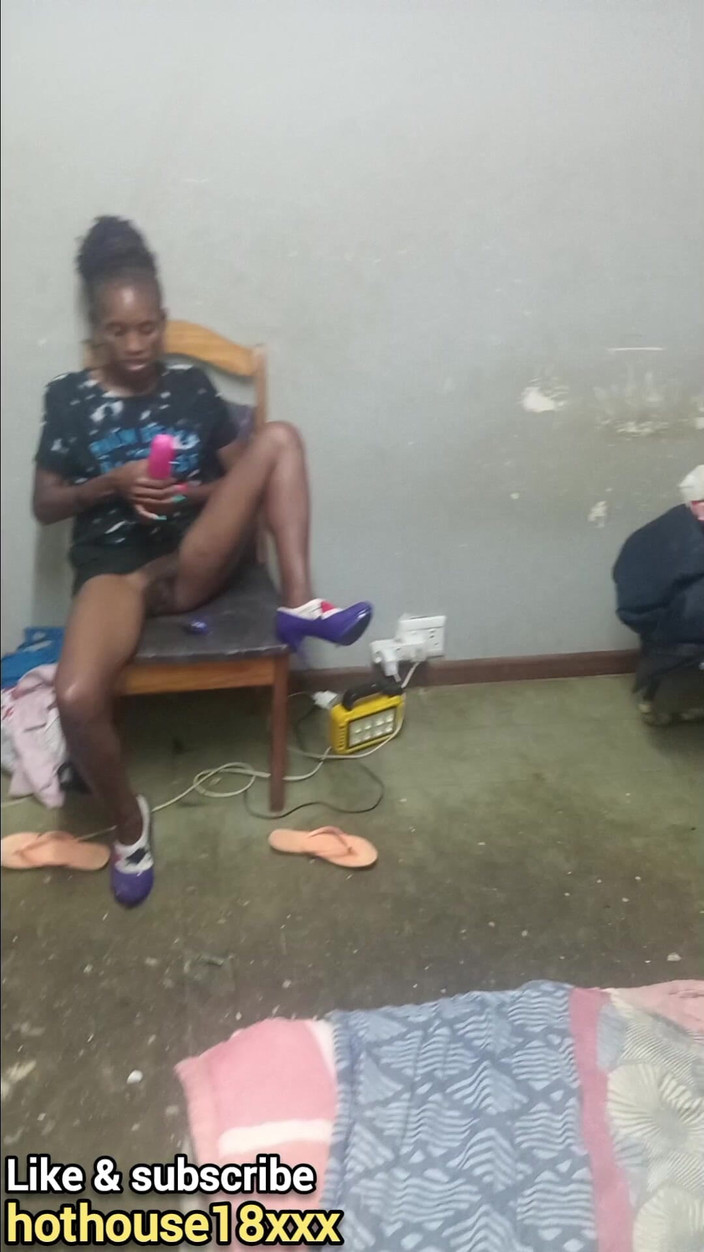 hothouse18xxx: Ateşli fahişe mor yüksek topuklu ayakkabılarla sandalyede amcık ve vibratörle...