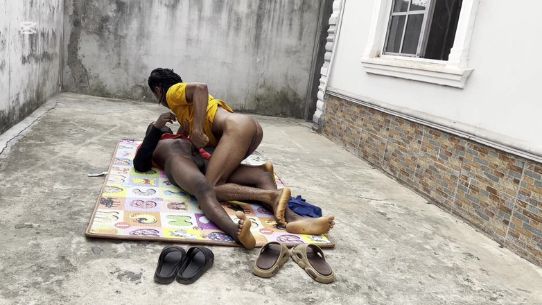 Baddestboyx: 昨夜、ゲイの親友の家で片思いの相手と出会った方法