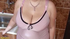 Big Breast: Пухлая зрелая жена трахает пальцами свою пизду и подпрыгивает ее чудовищными сиськами