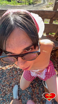 O fată sexy din Gingham este futută și are parte de o ejaculare înăuntru în aer liber la fermă, partea 2