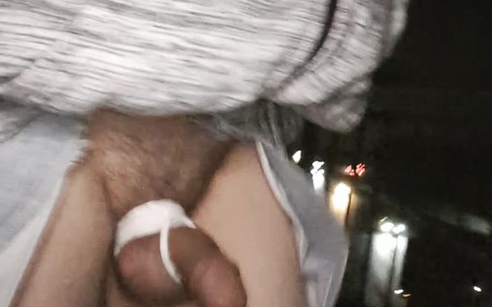 kinkygaynudist: Un homosexual merge goală peste Autostradă
