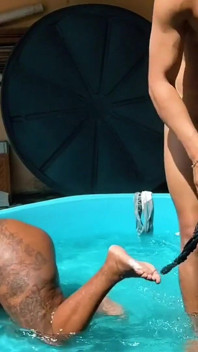 Großer meister im pool mit so viel schwanz in seinem arsch